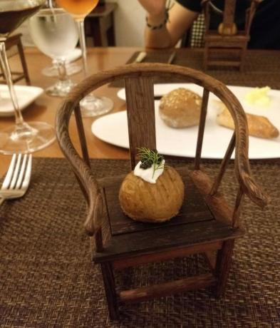 serverer kartofler på en høj stol