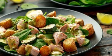 Lun salat med zucchini, nye kartofler og fisk