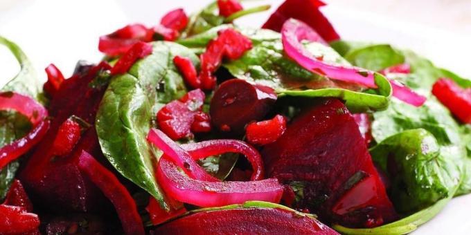Varm salat af kogte rødbeder, tomater og spinat