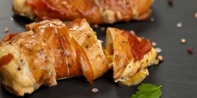 Kyllingefilet i bacon i ovnen: en simpel opskrift
