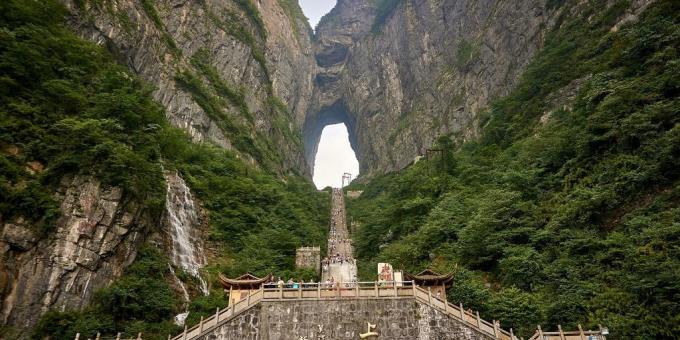 Asiatiske område er ikke forgæves tiltrækker turister, "Cloud Gate" på Mount Tianmen i Zhangjiajie National Park, Kina