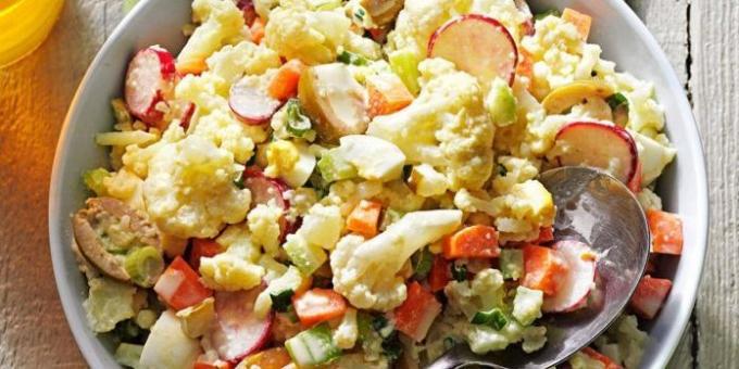 Salat med æg, blomkål, oliven og radiser