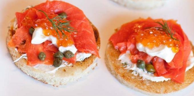 Sandwich med rød kaviar og rød fisk