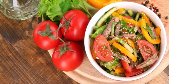 Salat med oksekød og grøntsager