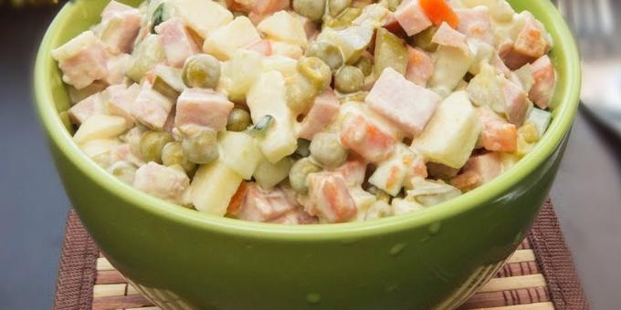 Salat med æble, skinke, agurk og grønne ærter