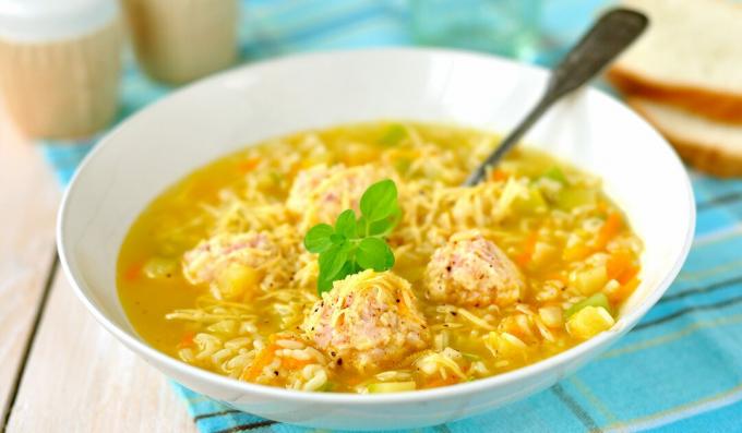 Suppe med frikadeller, zucchini og ris