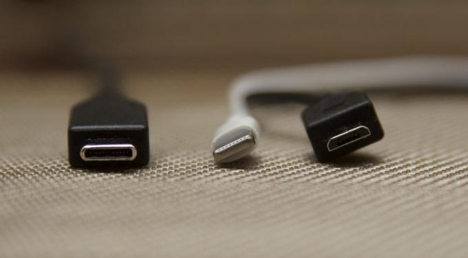 Fra venstre mod højre: USB Type-C, Lightning, mikro-USB