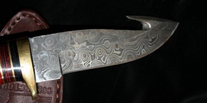 Gamle civilisationsteknologier: moderne jagtkniv lavet af Damaskus stål 