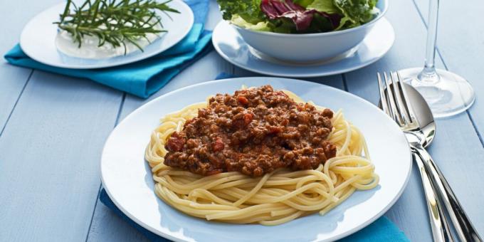 Pasta med tomater og hakket oksekød