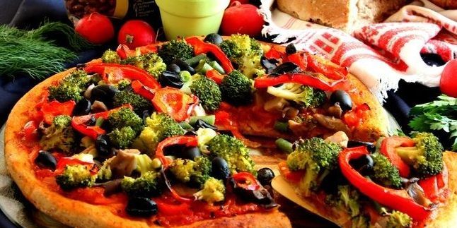 Fastende pizza med svampe og grøntsager på en gærdej Bean