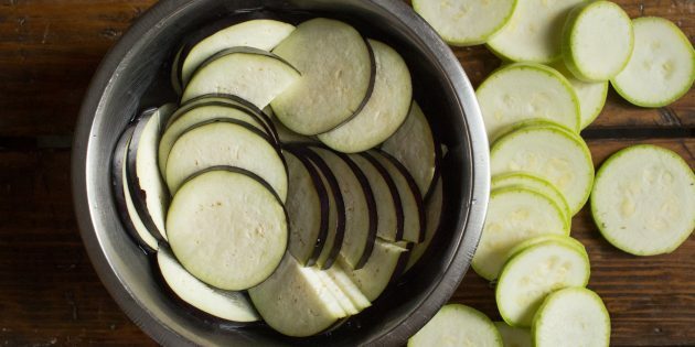 Vegetabilsk tærte: hugg aubergine og courgette