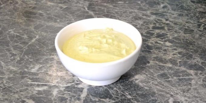 Hjemmelavet mayonnaise med creme fraiche og kogte æggeblommer