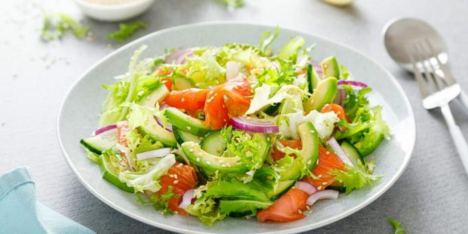 Salat med rød fisk og avocado