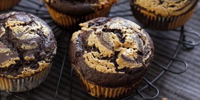 Chokolade muffins med jordnøddesmør