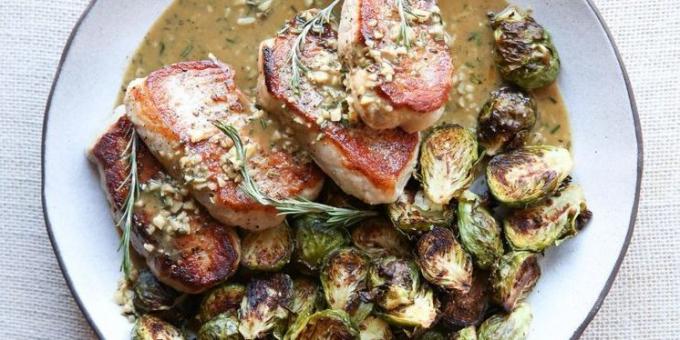 middag opskrifter i hast: Svinekød koteletter med hvidløg, rosmarin og rosenkål