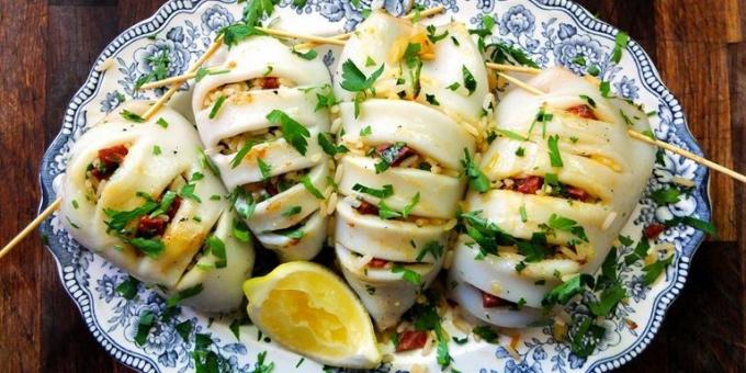 Fyldte blæksprutter med ris, pistacienødder og oliven: en simpel opskrift