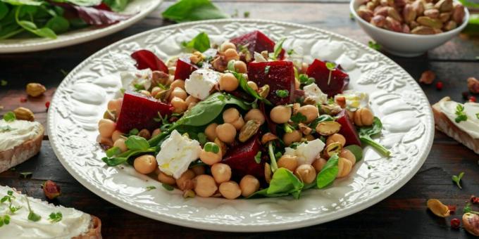 Salat med kikærter og rødbeder