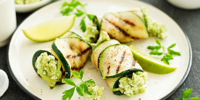 Zucchini ruller med avocado og ost