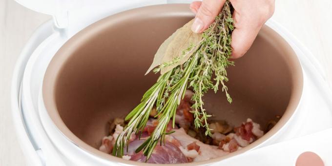 Hvor meget der skal tilberedes oksekød i en langsom komfur: tilsæt krydderier