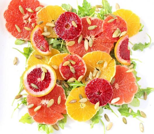 Vitamin salat med appelsiner, arugula og græskarkerner