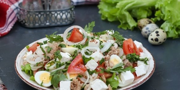 Salat med tun, tomater, vagtelæg og feta