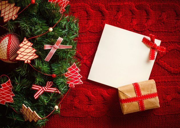Indret et juletræ: gaver