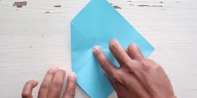 Kuvert med hænderne: Fold venstre hjørne