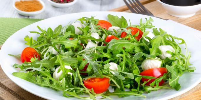 Salat med rucola, mozzarella og cherrytomater