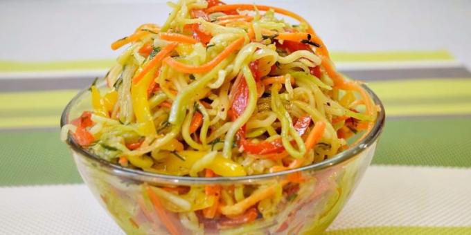Salat af zucchini og gulerødder til vinteren og peber i koreansk