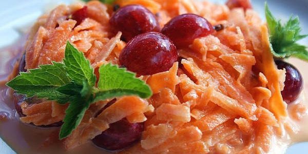 Hvad at lave mad fra stikkelsbær: Sød salat med stikkelsbær og gulerødder