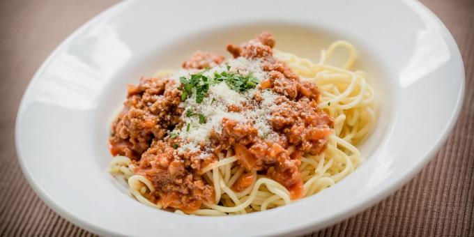 Flødeost: Pasta med tomat og kødsauce