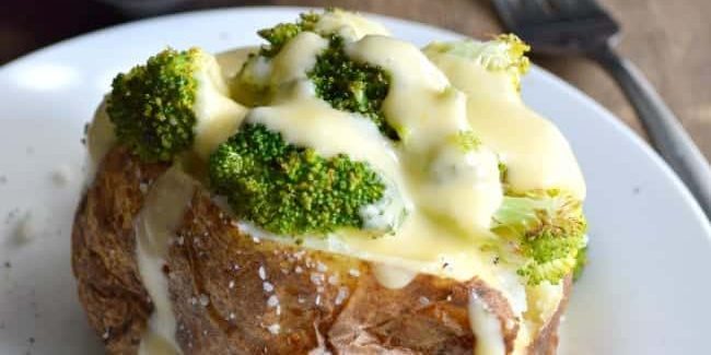 Bagte kartofler med broccoli ostesauce