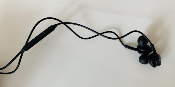 AKG headset med fjernbetjening til at styre afspilningen og besvarelse af opkald