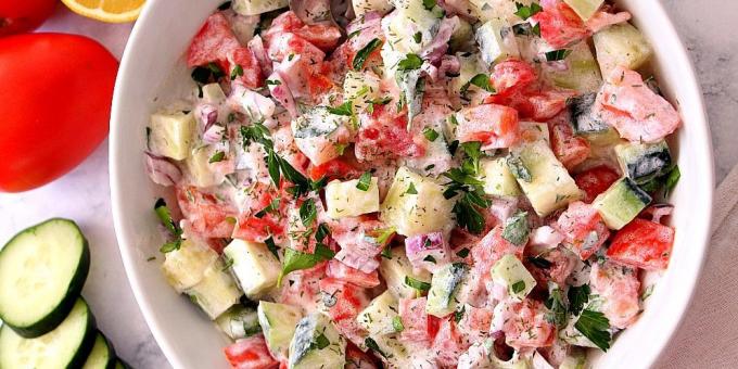 Salat med agurker og tomater med løg og creme fraiche dressing