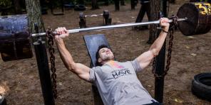 Hvordan at opbygge muskler: en ideel træningsprogram i gymnastiksalen