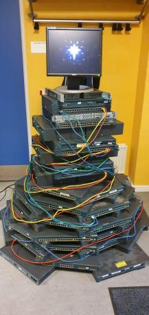 Juletræ lavet af routere