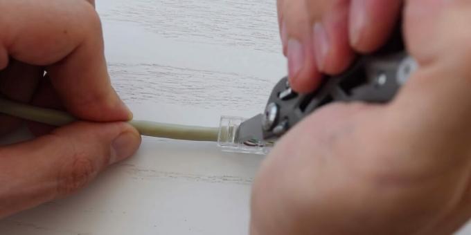 Sådan krympes et snoet par kabel: Fastgør stikket