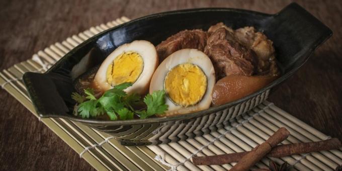 Krydret svinekød med æg Thai stil