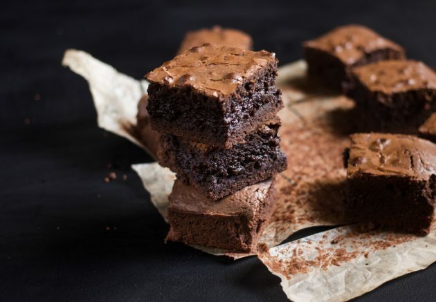 chokolade brownie opskrift: skiv bagværk efter afkøling helt