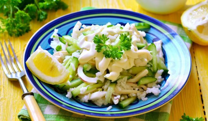 Salat med blæksprutte, ris og friske agurker