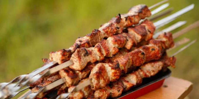 Svinekød shish kebab i vinmarinade