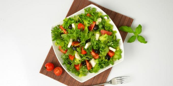 Festlig salat med feta og tomater: en simpel opskrift