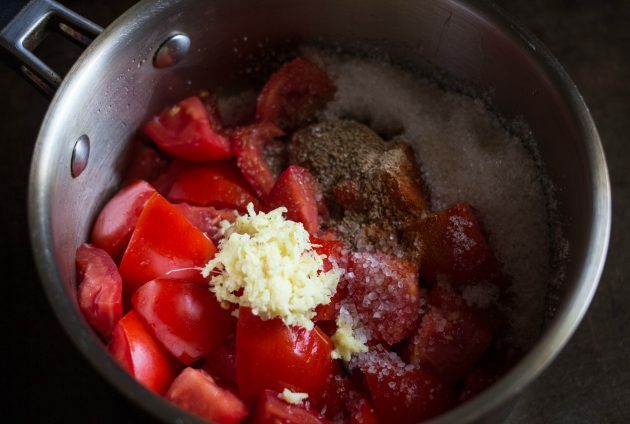 Tomatsyltetøj: Kom ingredienserne i en gryde