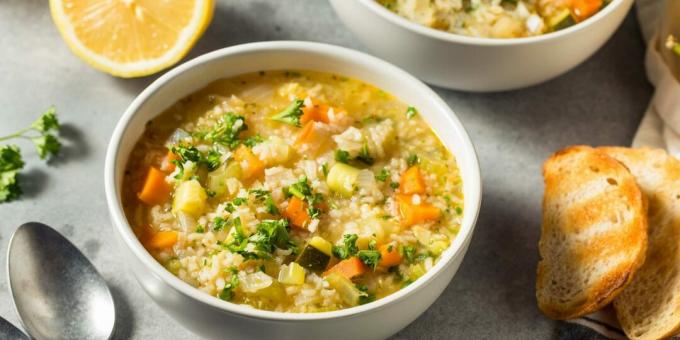 Suppe med ris, grøntsager og citron