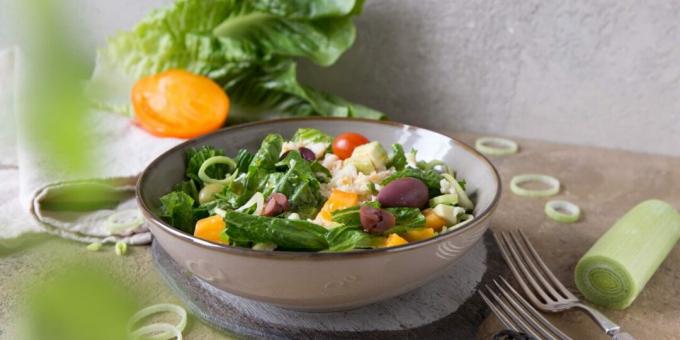 Let salat med krillkød og grøntsager