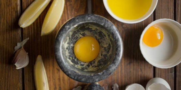 Sådan tilberedes østerssvampe i dej med aioli: gnid hvidløg med æggeblommer og salt