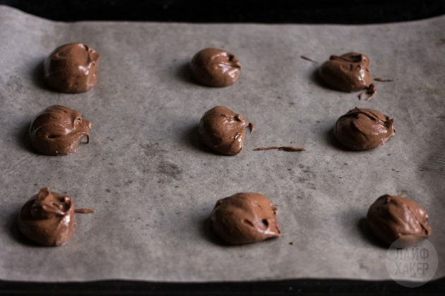melfrie chokoladechipkager: læg dejen oven på pergamentet