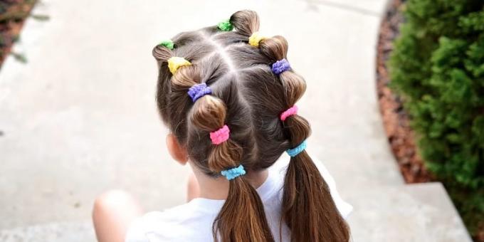 Frisurer for piger: lav ponytails med elastikker