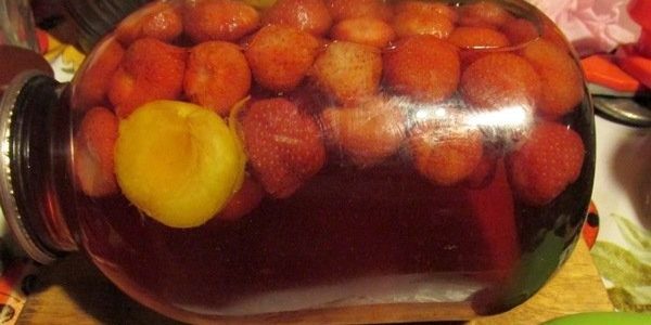 Kompot af abrikoser og jordbær