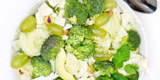 Salat med friske kål, broccoli, agurker og vindruer